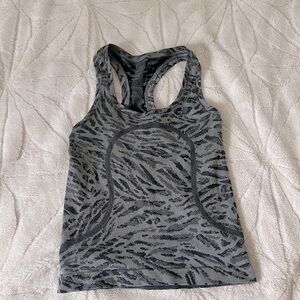 selling a rare lulu swiftly tank!🖤